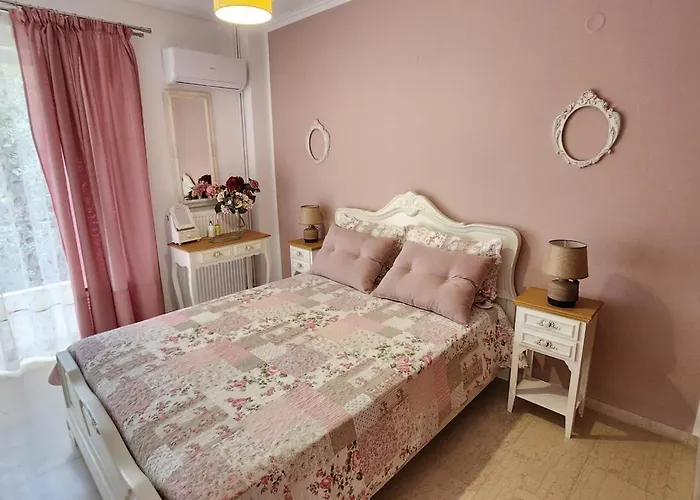 Queen Aspri Apartment 3\' Min To The Beach!