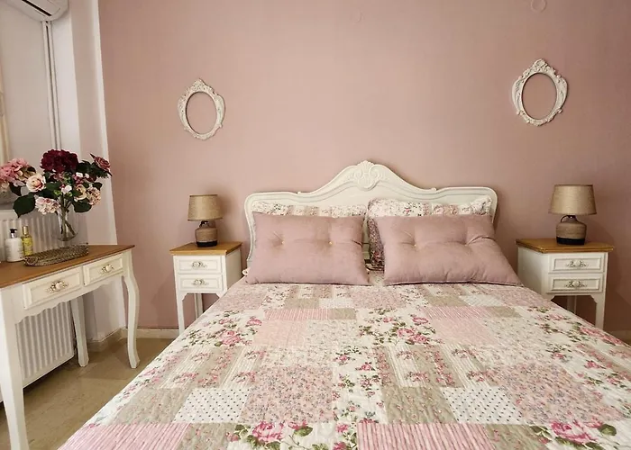 Queen Aspri Apartment 3\' Min To The Beach!