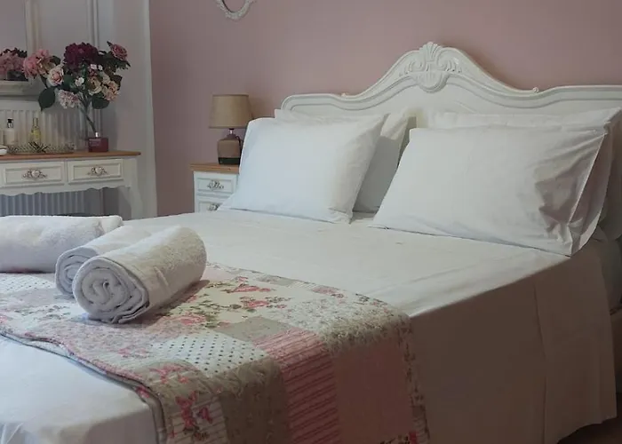 Queen Aspri Apartment 3\' Min To The Beach!
